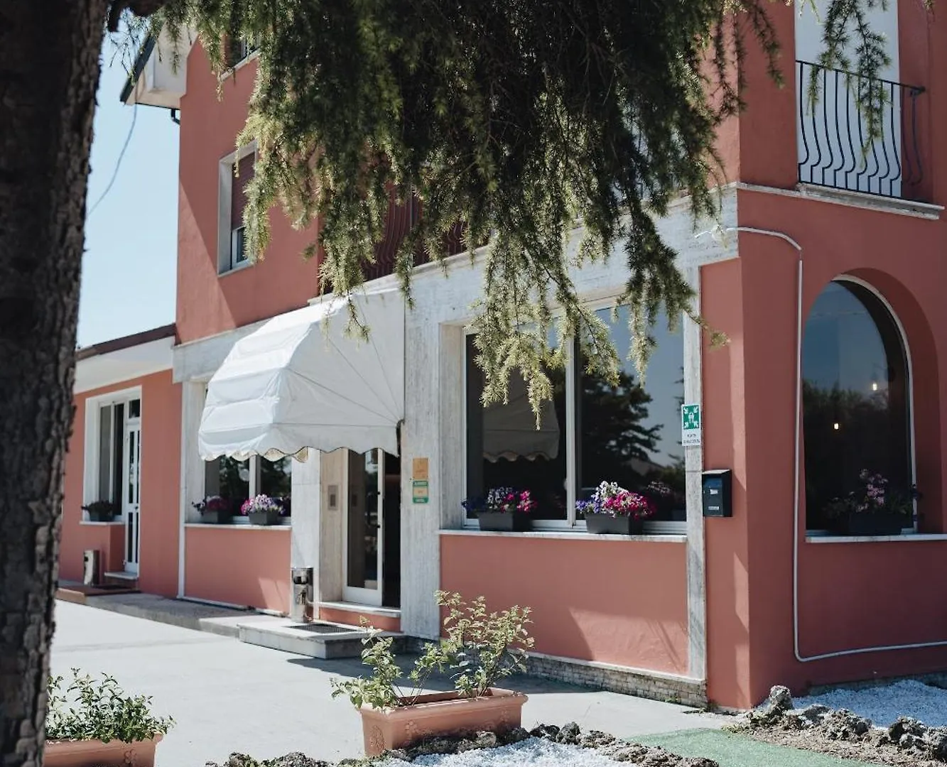 **  Castel dʼArio Hotel Edelweiss Mantova איטליה